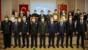 Dayısının övünç madalyasıyla asker selamı verdi