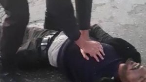 Devrilen traktörün altında kalan sürücü kurtarılamadı