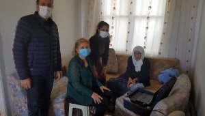 Finike'nin en yaşlısına evinde kimlik başvurusu