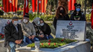 Gazi babasının kucağında, şehitleri ziyarete geldi