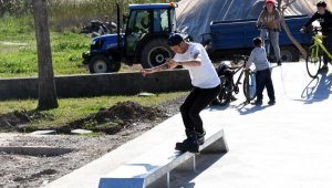 Gençler, Kemer'in ilk skate parkında eğleniyor