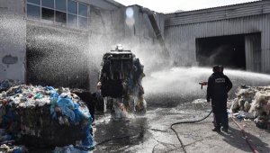 Geri dönüşüm deposunda çıkan yangın söndürüldü