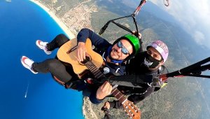 Gökyüzünde gitar resitali