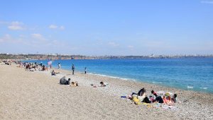 Güneşli hava virüsü unutturdu, sahil ve parklar doldu