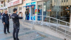 Haciz işlemi başlatan bankanın camlarına yumurta ve ayran attı