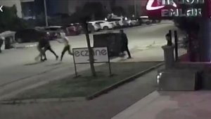 Hurda kağıt toplayan gencin dövülüp, motosikletinin yakılma anı kamerada