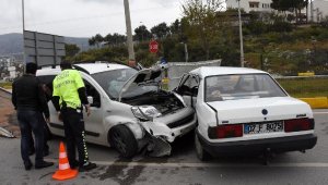 İki otomobil çarpıştı: 1 yaralı