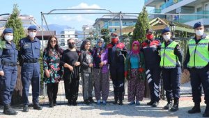 Jandarma çiçek vererek Kadınlar Günü'nü kutladı