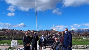 Jandarma, şehit öğretmenin mezarını yeniledi