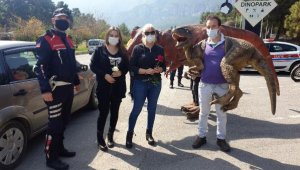Jandarmadan, dinozor kostümlü kişiler eşliğinde Kadınlar Günü kutlaması