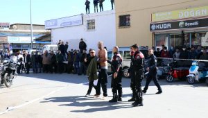 Jiletle kendilerine zarar verip, yakmakla tehdit eden iki kardeş gözaltına alındı