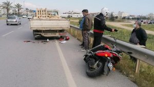 Kamyonete arkadan çarpan motosikletin sürücüsü öldü