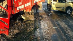 Kamyonetle otomobil çarpıştı: 1 ölü, 2 yaralı