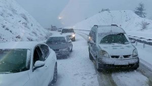 Kar, Antalya- Denizli karayolunda ulaşımı olumsuz etkiledi