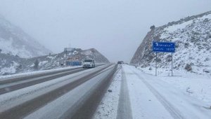 Kar yağışı Antalya- Konya karayolunda ulaşımı olumsuz etkiliyor