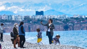 Karlı dağ manzarasında deniz keyfi