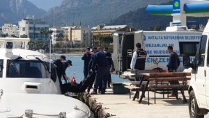 Kemer'de denizde erkek cesedi bulundu