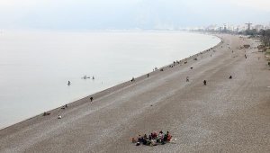 Kısıtlamanın kalktığı Antalya'da sahil ve parklar doldu, maske mesafe unutuldu