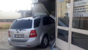 Kontrolden çıkan araç işyerine girdi