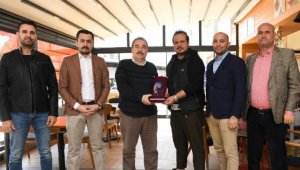 Konyaaltı Belediyespor'dan önceki yönetime teşekkür plaketi