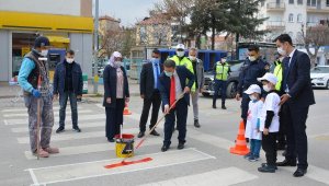 Korkuteli'de yaya geçitlerine 'kırmızı çizgi' uygulaması