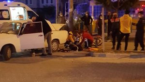 Motosiklet otomobile çarptı: 2 yaralı