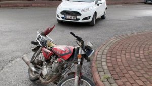 Motosikletle otomobil çarpıştı: 1 yaralı