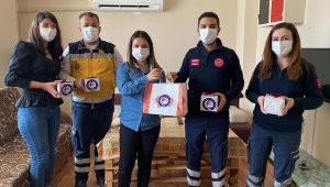 Nöbetçi sağlık personeline kutlama