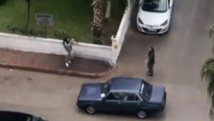 Öfkeli kadın, otomobilin camını taşla patlattı