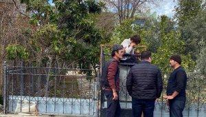 Oyun için çıktığı korkuluktan inerken eline demir ok saplanan Kadir, yaralandı