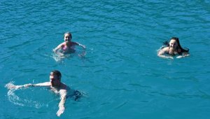 Rus turistler, Kekova'da yazı yaşadı