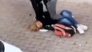Sokakta, tartıştığı trans bireyi dövdü
