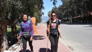 Ukraynalı anne ve kızı Likya Yolu'nda yürüyor