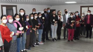 Üretici kadınlara çiçek ve baklava