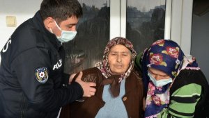 Yangın sırasında balkona çıkan yaşlı kadın güçlükle ikna edilip, indirildi