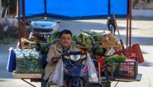 Yürüme engelli 'şekerci amca', motosikletiyle sebze meyve satıyor