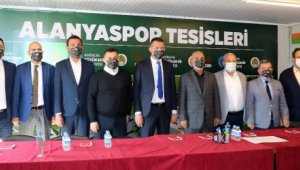 Alanyaspor Başkanı Çavuşoğlu, kepçenin başında tesislerin temelini inceledi