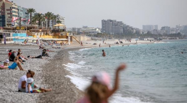 Antalya'da sıcaklık 30 dereceye ulaştı, sahiller doldu