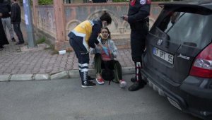 Balkon kapısını açmasına sinirlendiği annesini darbetti, erkek arkadaşını bıçakladı