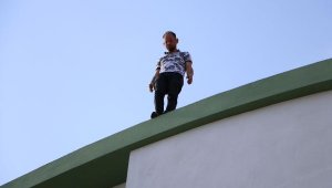 Barışma teklifini reddeden eski eşinin oturduğu binaya çıkıp, intihara kalkıştı