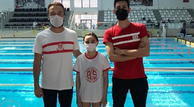 Beste, yüzmede Antalya şampiyonu