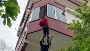 Çilingir çağırmak yerine, belinden bağladıkları halatla genci eve soktular