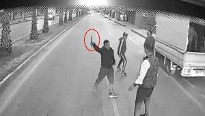 Darbedilen kadını kurtaran otobüs şoförünü bıçakla tehdit eden 2 şüpheli tutuklandı