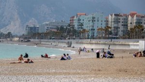 Dünyaca ünlü sahil kısıtlamada turistlere kaldı