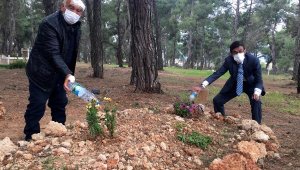 Hayata bağladığı hastaları, Tuncer hocayı mezarı başında andı