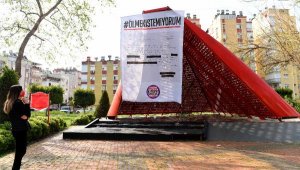Kaldırılan dilekçe, Al Yazma Anıtı'na asıldı