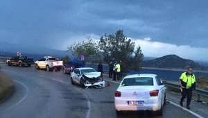 Kaş'ta iki otomobil çarpıştı: 4 yaralı