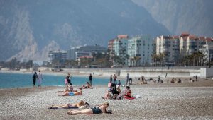 Konyaaltı Sahili kısıtlamadan muaf turistlere kaldı