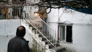 Merdivendeki demir çıkıntı eline saplandı