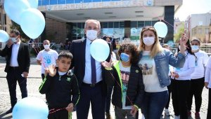 Otizm Farkındalık Günü'nde balon uçurdular